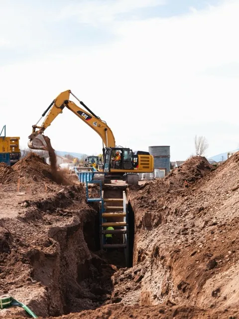 Baustelle mit überwachten Generatoren, Kraftstofftanks und Wasserhaltungspumpen, angebunden an TAKEOVR-Telemetrie